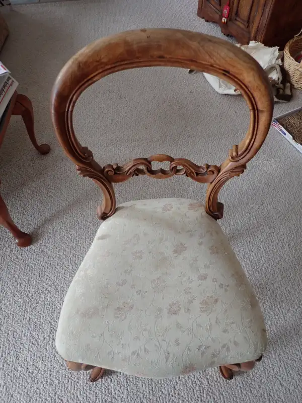 ANTIQUE balloon back chair one only , walnut,Victorian  1890s, in Chairs & Recliners in Kelowna - Image 5