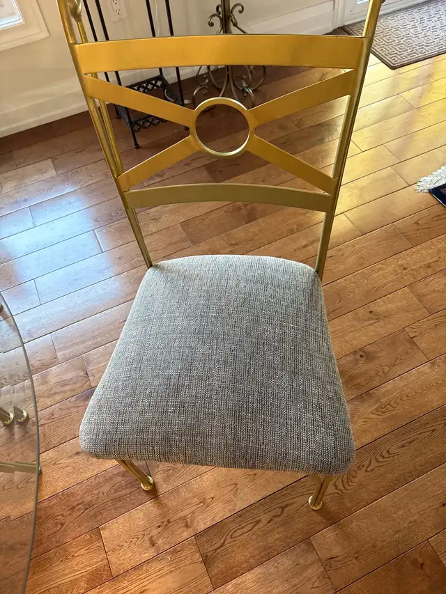 Glass dinning table (45”) and chairs in Dining Tables & Sets in Markham / York Region - Image 3