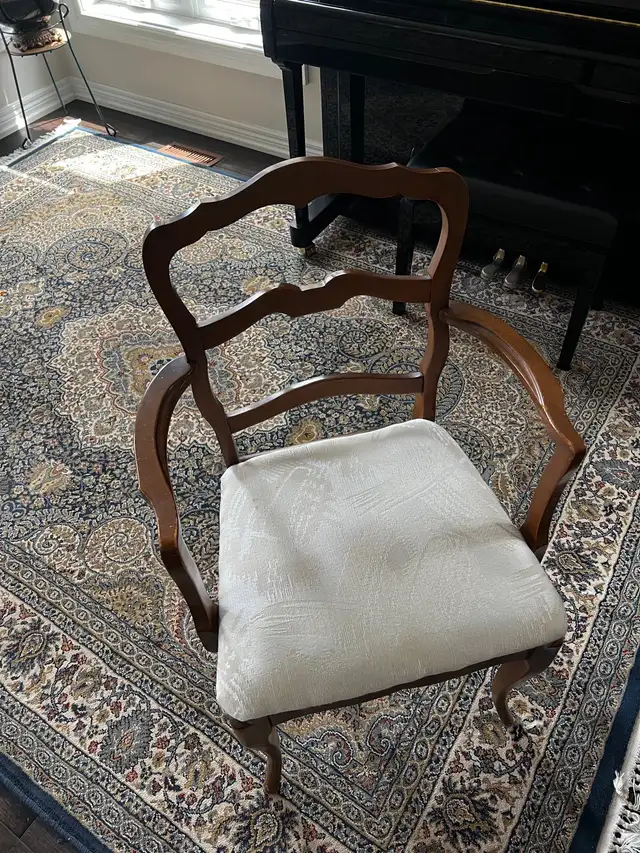Dining Table and Chairs in Dining Tables & Sets in Markham / York Region - Image 4