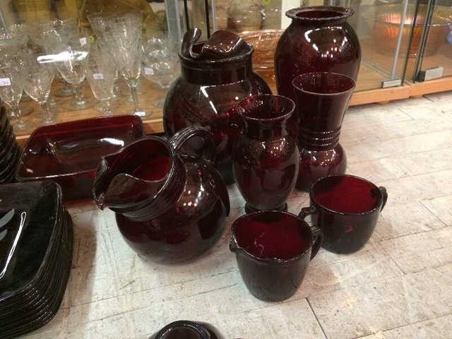 set de vaisselle ancien royal ruby glass"tulip" 10 couv. dans Art et objets de collection  à Ville de Montréal - Image 2