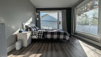 Spacious room with private bathroom. Room in the main floor of a beautiful detached house in Orleans...