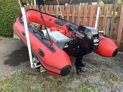 Zodiac Mercury 12 pied avec moteur Mercury 20 force et remorque., View more