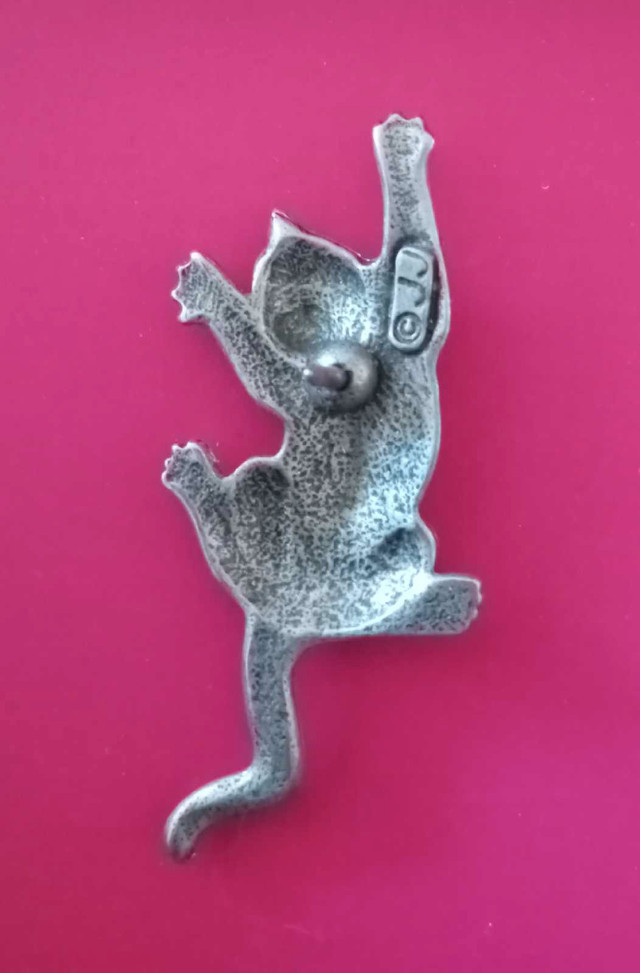 1988 Jonette Jewelry pewter cat pin-rare in Jewellery & Watches in St. Catharines - Image 2