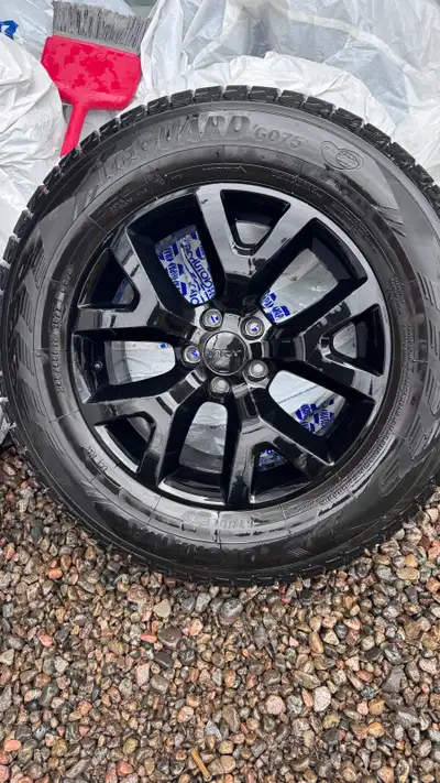 4 pneus 245/65/r17 sur mag 1 hiver Bolt pattern 5/110 Cherokee trailhawk 4 TPMS parfaite condition 1...