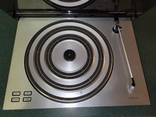 Bang and Olufsen 1700 Vintage Turntable in Stereo Systems & Home Theatre in Red Deer - Image 2