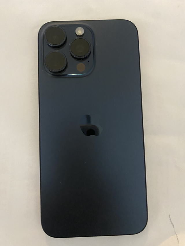 Apple iPhone 15 Pro Max, 256GB, Blue Titanium - Unlocked in Cell Phones in Mississauga / Peel Region - Image 6