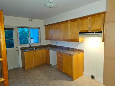 5 1/2 apartment, near Metro Longueuil Available