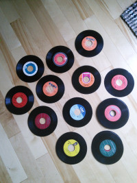 25 disques vinyle 45 tours francophone.