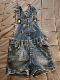 Salopette short en jeans pour enfant.  6 ans