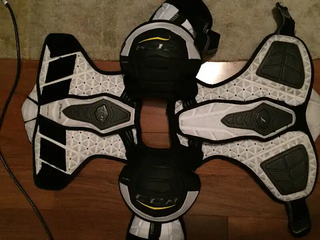 Assortment of Youth Hockey Equipment in Hockey in Markham / York Region - Image 8