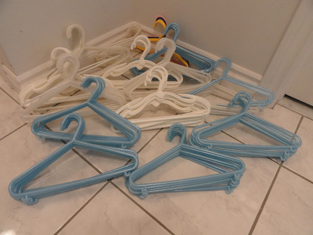 CHILDREN'S PLASTIC CLOTHES HANGERS 122 & 51 CLOTHES PEGS in Multi-item in Norfolk County - Image 2
