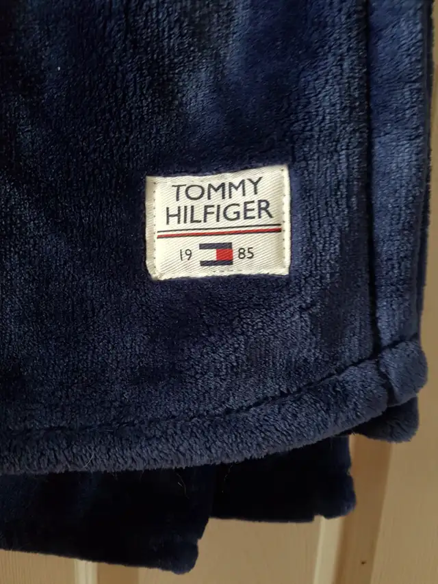 Tommy Hilfiger Luxe Plush Throw - Brand New in Bedding in St. Catharines - Image 5