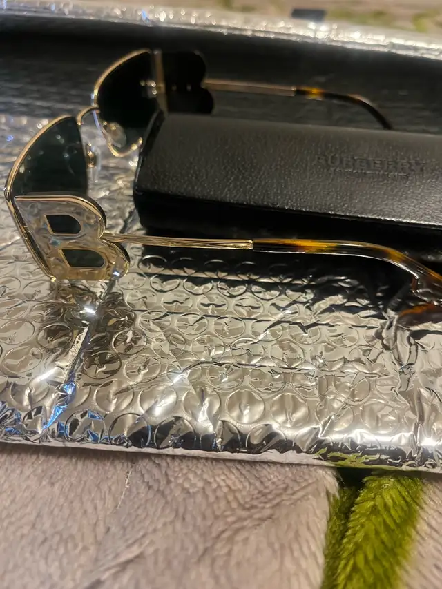 British Columbia Sale, Burberry Aviator Frame Sunglasses, Gold in Women's - Bags & Wallets in Revelstoke - Image 7