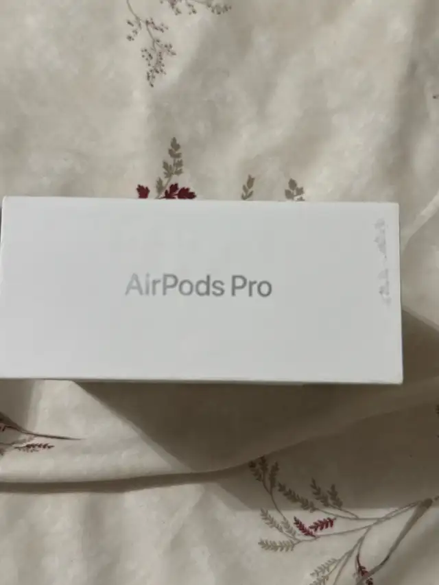 Apple Airpods Pro in Headphones in Mississauga / Peel Region - Image 4
