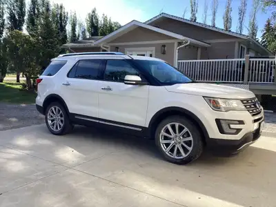 White 2017 Ford Explorer Limited with 106,000~ kilometer’s. 4WD Blizzak winter tires (only have one...