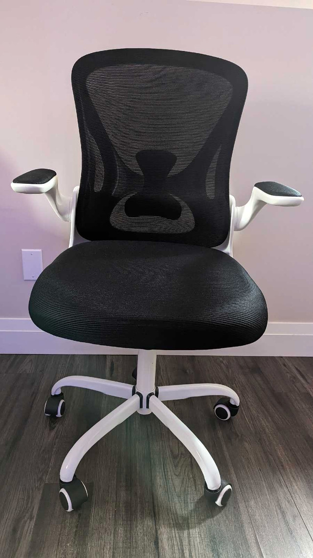 Ergonomic chair  in Chairs & Recliners in St. John's - Image 2