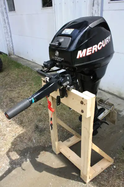 $ 1500.00 Mecury 2009 15 hp 4 temps pied long ( 20 po ) en bonne condition , vient avec réservoir à...