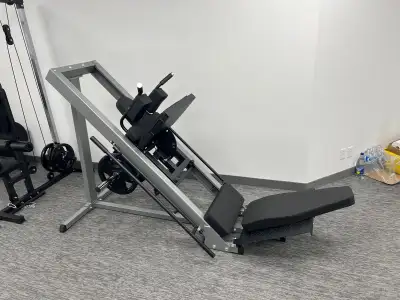 Leg press machine kijiji hotsell