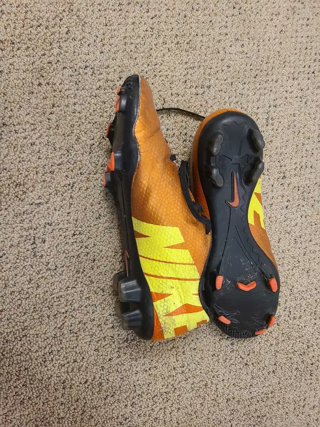 Soccer cleats, youth size 8.5 in Soccer in Edmonton - Image 3