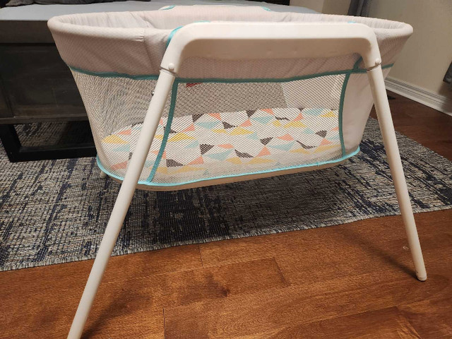 Fisher-Price Stow 'n Go Bassinet + 2 Biloban Bassinet Fitted She in Cribs in Markham / York Region - Image 2