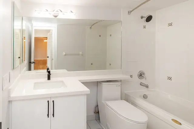 Mississauga Condo Available Immediately For Sale in Condos for Sale in Mississauga / Peel Region - Image 12