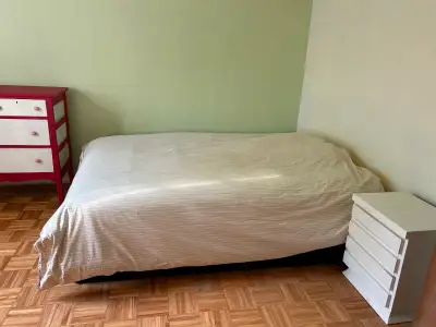 Disponible maintenant. Le wifi, l’électricité, le chauffage est inclus. Laveuse à l’étage. L’apparte...