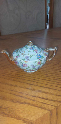 Gorgeous vintage English Sadler small 5" teapot