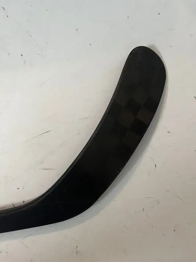 New True Catalyst 3X3 Marner Junior Hockey Stick 30 Flex Right in Hockey in Guelph - Image 5