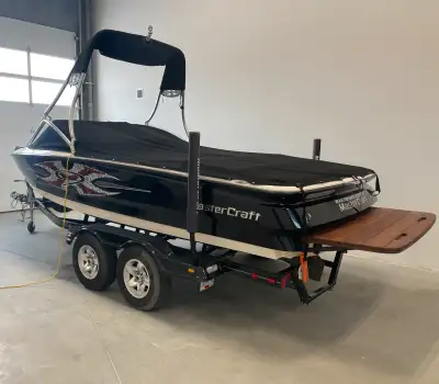 Mastercraft X9 water sports boat 14 person capacity Like new condition, low low hrs. Stored indoors...