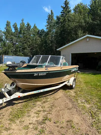 Comes with fish finder ski pole and electric trolling motor (Minn Kota ) 55 lb and live well all cov...