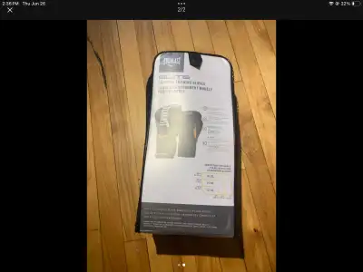 Français suivra Boxing Gloves NEVER used. Selling for 50$. Read image for features. Gant de box Ever...