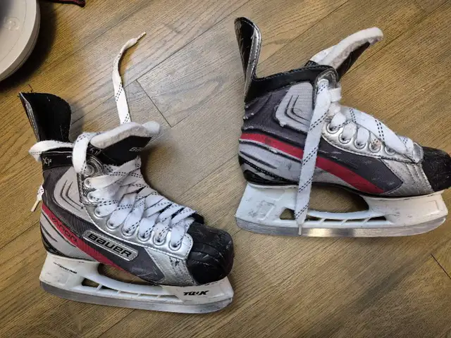 Kids skates Bauer Vapor size 2 in Skates & Blades in Hamilton - Image 3