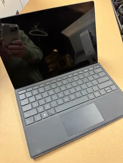 Microsoft pro6 i5 KJT-0001 Noir. Incluant couvercle clavier et fil de recharge. Très peu utilisé et...