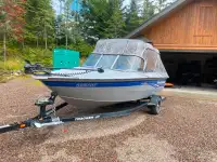 Bateau de peche, Tracker boat, modele Pro guide