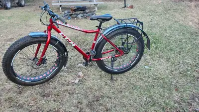 Ccm brut 4.0 Fat tire mountain bike 26" tires Custom front and rear fenders and back rack Barely use...