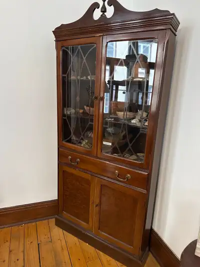 Vaisselier vitré style colonial en bois massif, View more