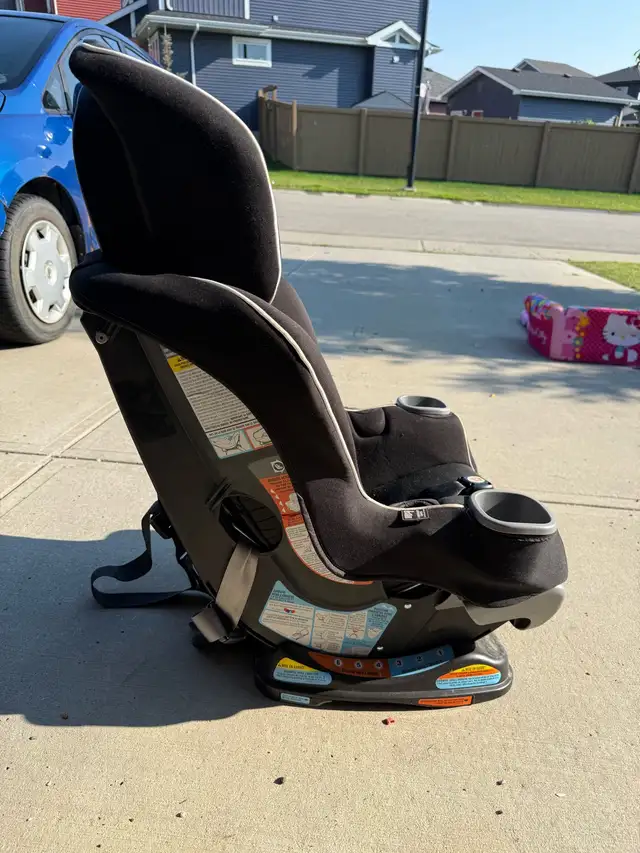 Graco 2 in 1 car seat in Strollers, Carriers & Car Seats in Edmonton - Image 4
