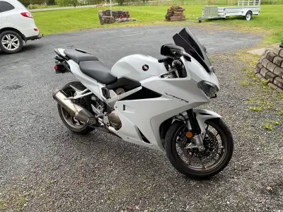 Honda vfr 800 2014 Excellent état 42 800 km