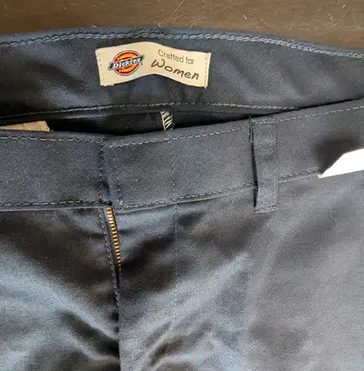 2 pantalons de travail pour femme de marque Dickies. Neuf jamais porté. Étiquette encore sur les pan...