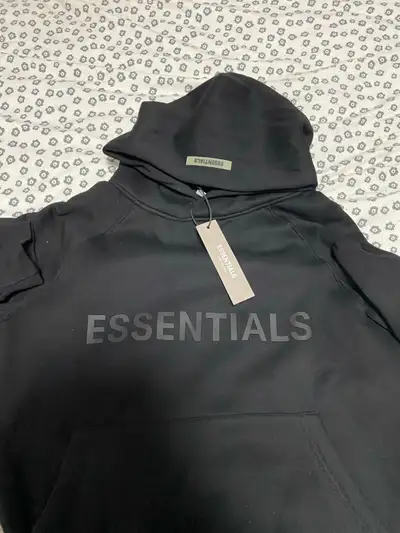 ask any questions ask to see vids size small/medium Selling a brand new Essentials Fear of God hoodi...