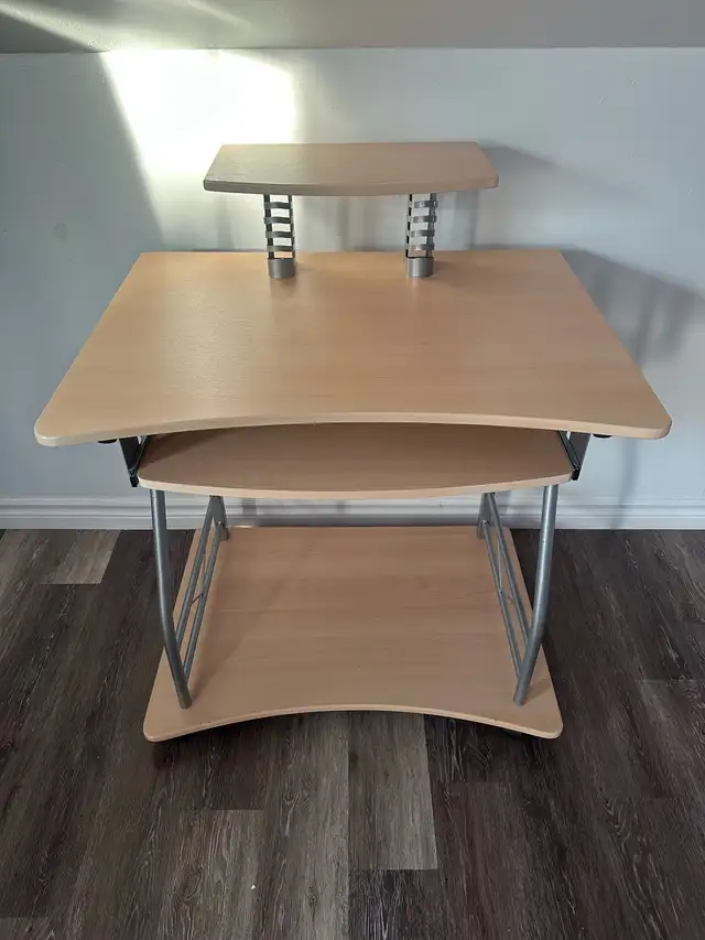 Computer Desk in Desks in Ottawa - Image 5