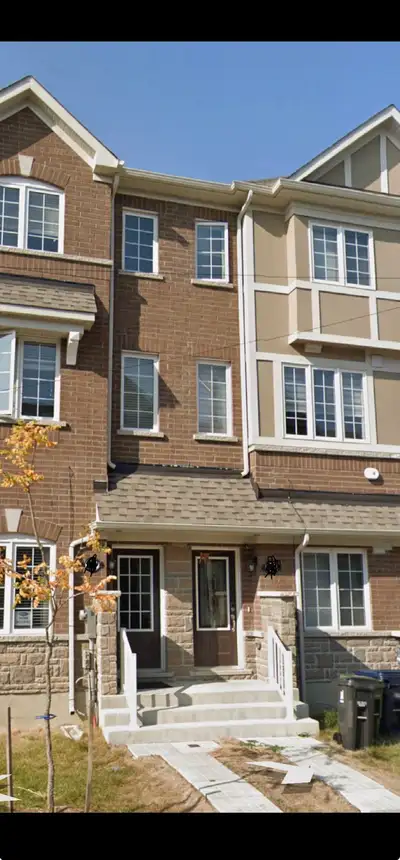 This cozy private room with a private bathroom is available for rent in a well-maintained townhouse,...