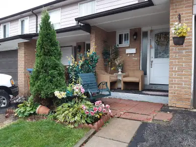 FULLY FURNISHED Room in TOP Floor IN MALTON, Townhouse, strictly available for Working Female Profes...