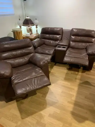 High-quality leather reclining loveseat, barely used and in very good condition. Smooth, clean leath...
