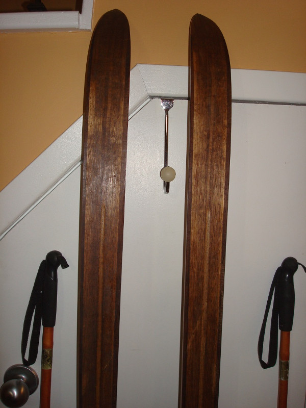 Skis de fond vintage en bois avec bâtons, 60$. dans Ski  à Laval/Rive Nord - Image 4