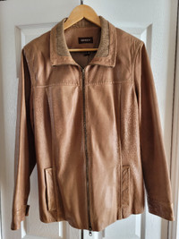 Manteau de cuir brun.