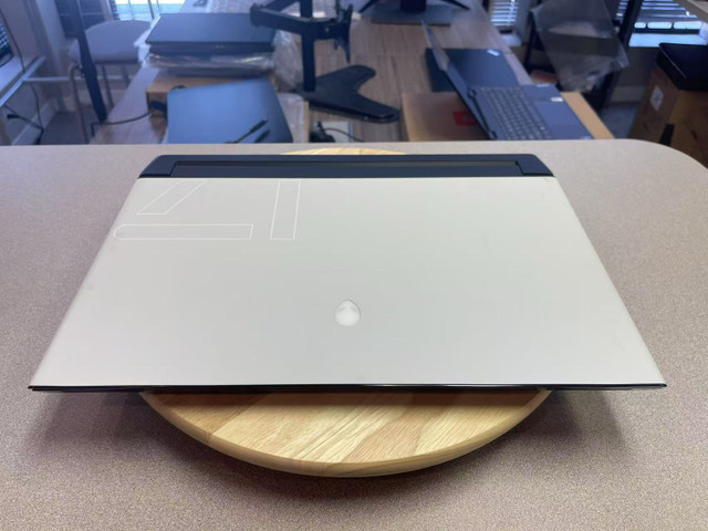 Alienware m17 R2 Gaming Laptop in Laptops in Markham / York Region - Image 3