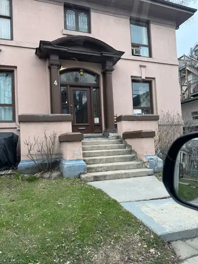 Bachelor apartment for rent in Cork Town, Main and Wentworth area. The 2nd floor unit is part of a c...