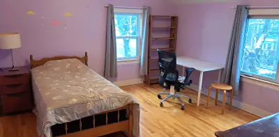 Large furnished private room upstairs in family home in Brightwood neighbourhood of Dartmouth (adjoi...