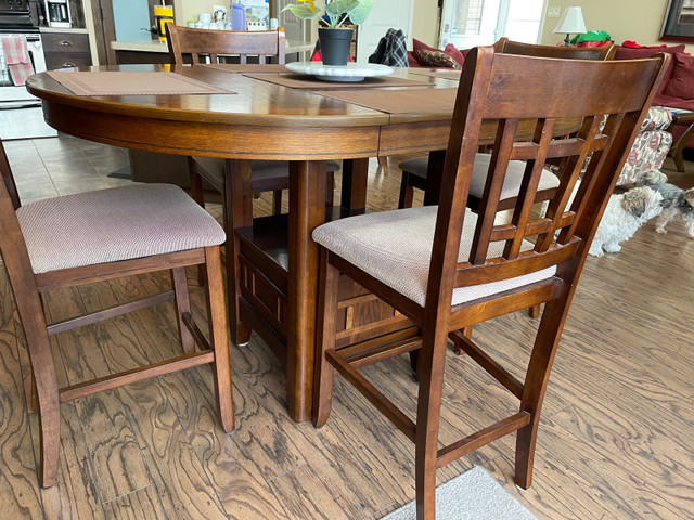 Solid wood bar height kitchen table and 6 chairs in Dining Tables & Sets in Red Deer - Image 2
